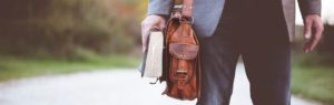 Impressum: Mann mit Tasche und Buch